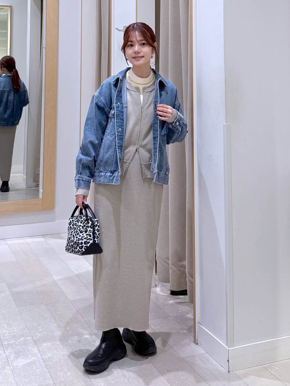 その他のショルダーバッグ、ホワイト系のニット/セーター、ブラック系のブーツを着用したレディースの冬コーディネートの5枚目の写真