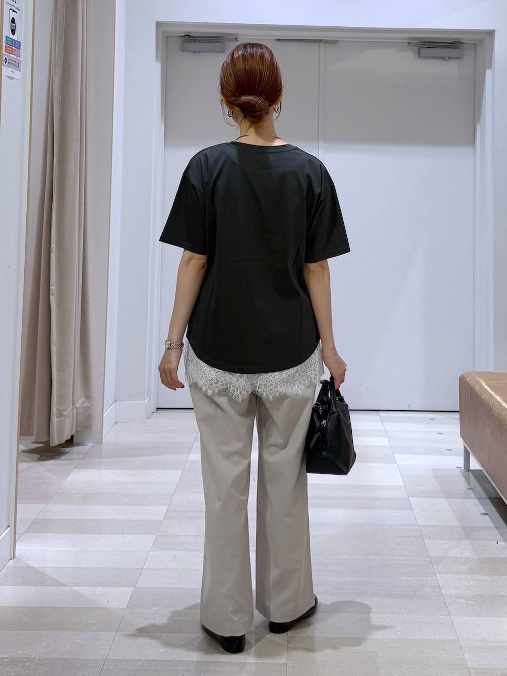 ブラック系のショルダーバッグ、ブラック系のバレエシューズ、ホワイト系のその他パンツを着用したレディースの春コーディネートの3枚目の写真