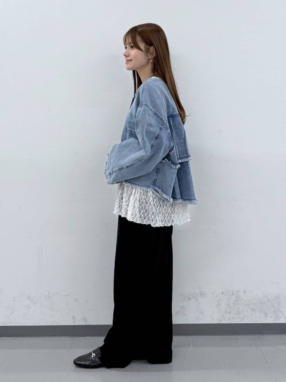 ブラック系のローファー、ブラウン系のボストンバッグ、ブラック系のその他パンツを着用したレディースの春コーディネートの2枚目の写真