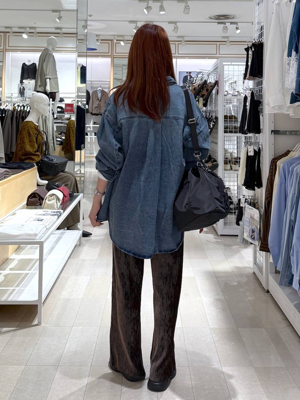 ブラック系のその他シューズ、ホワイト系のTシャツ/カットソー、ブラック系のショルダーバッグを着用したレディースの秋コーディネートの3枚目の写真