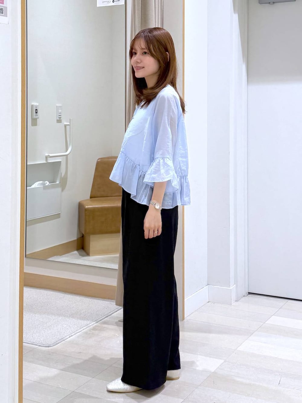 ベージュ系のパンプス、ホワイト系のショルダーバッグ、ホワイト系のタンクトップを着用したレディースの夏コーディネートの2枚目の写真