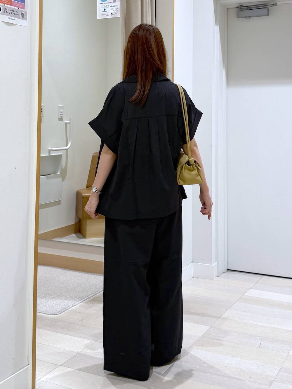 イエロー系のショルダーバッグ、グレー系のその他パンツ、ホワイト系のTシャツ/カットソーを着用したレディースの夏コーディネートの3枚目の写真