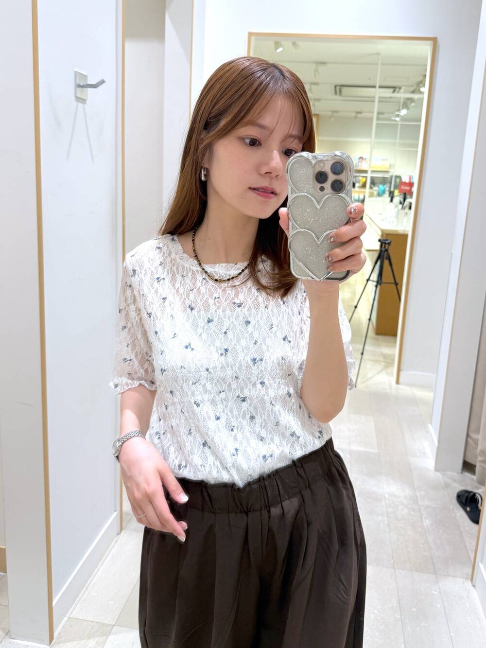 ブラウン系のその他パンツ、ベージュ系のショルダーバッグ、その他のサンダルを着用したレディースの夏コーディネートの5枚目の写真