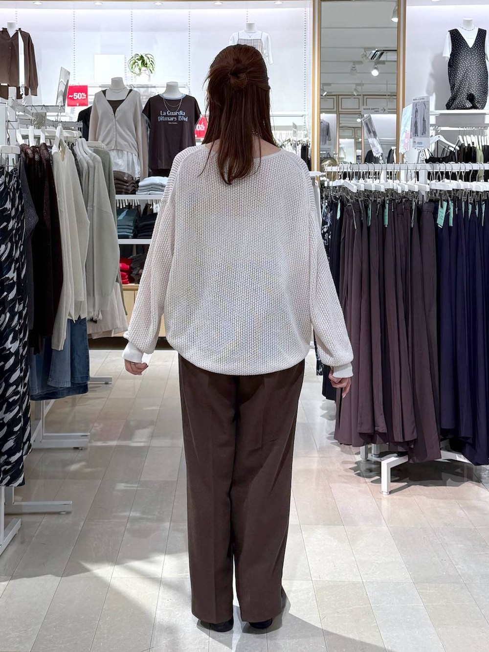 ブラック系のその他シューズ、ブラウン系のその他パンツ、ホワイト系のニット/セーターを着用したレディースの春コーディネートの3枚目の写真