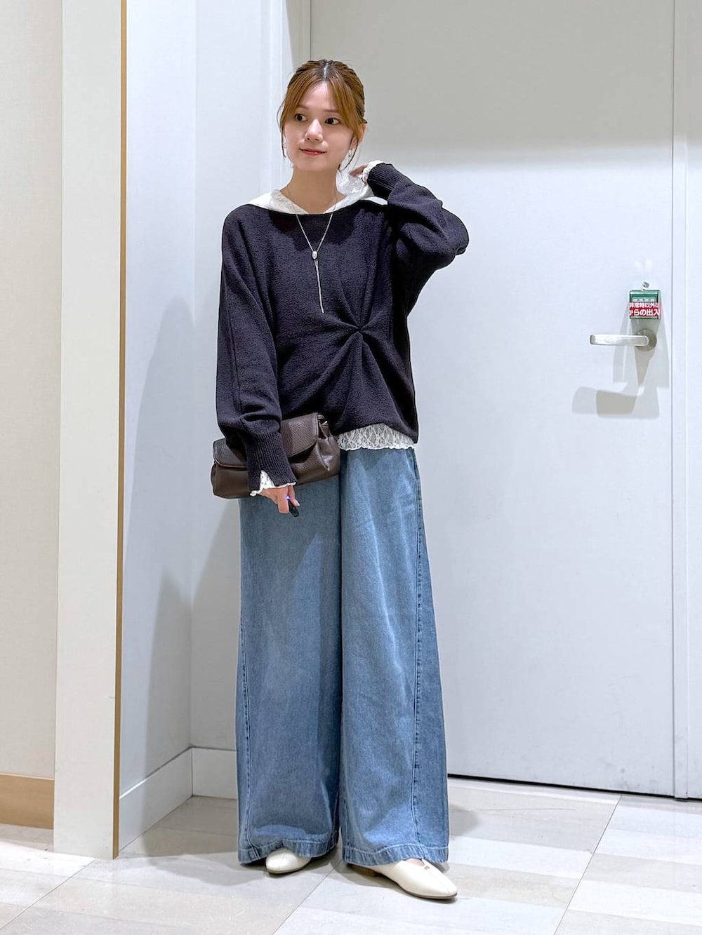 ベージュ系のパンプス、グレー系のニット/セーター、ホワイト系のTシャツ/カットソーを着用したレディースの夏コーディネートの5枚目の写真