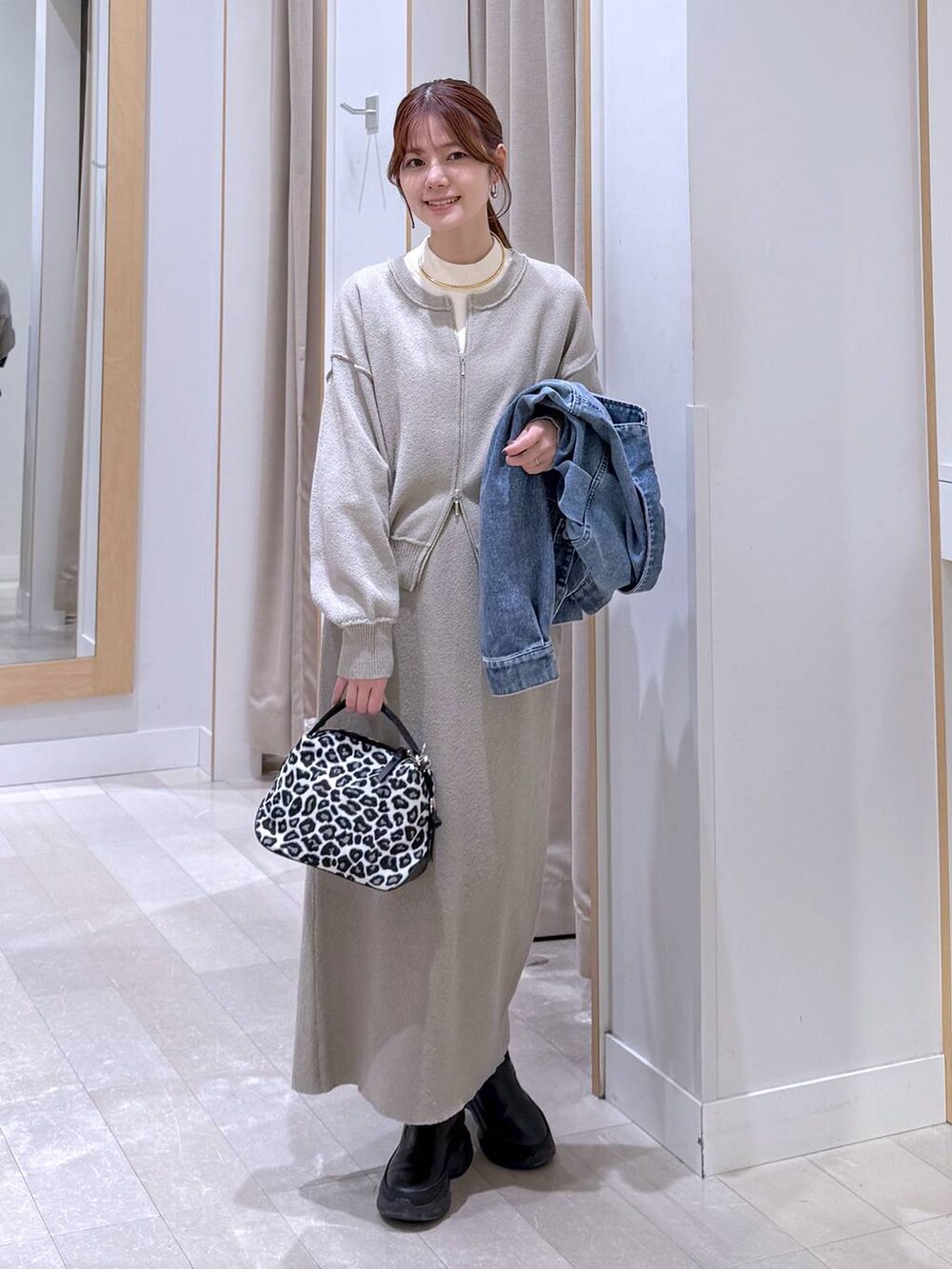 その他のショルダーバッグ、ホワイト系のニット/セーター、ブラック系のブーツを着用したレディースの冬コーディネートの4枚目の写真