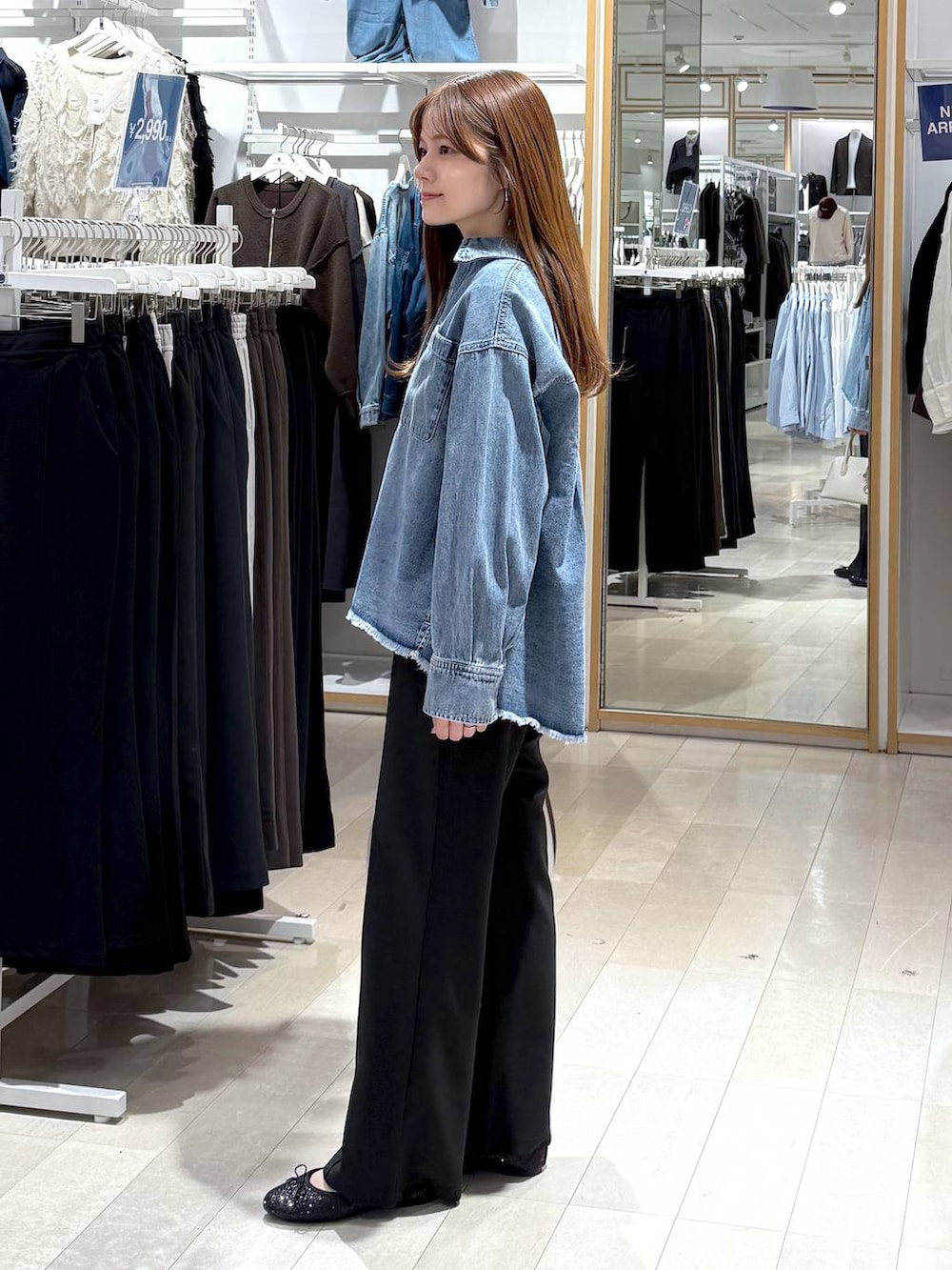 ブラック系のバレエシューズ、ホワイト系のショルダーバッグ、ブルー系のシャツ/ブラウスを着用したレディースの春コーディネートの2枚目の写真