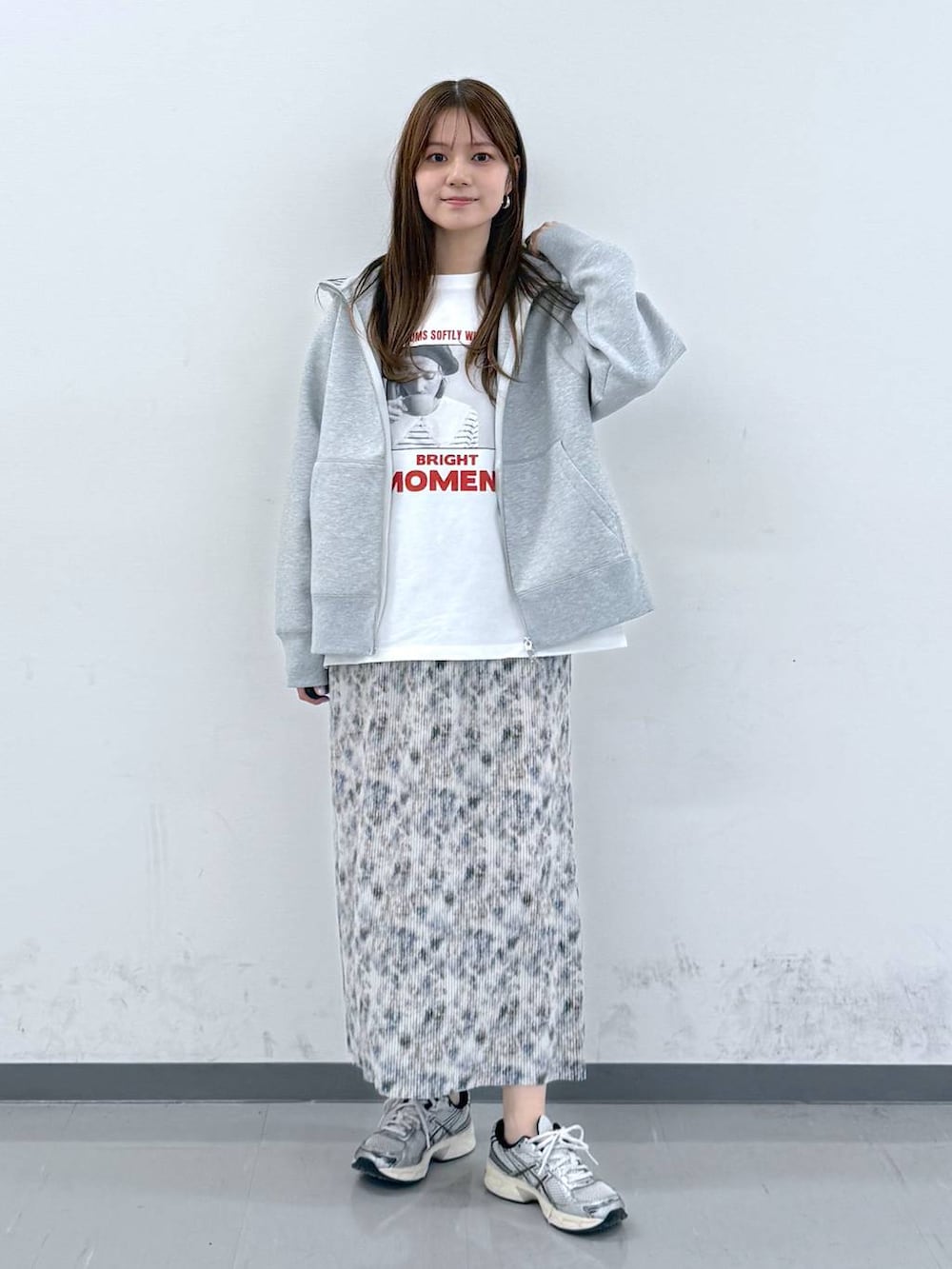 グレー系のパーカー、ホワイト系のTシャツ/カットソー、ベージュ系のスカートを着用したレディースの春コーディネートの4枚目の写真