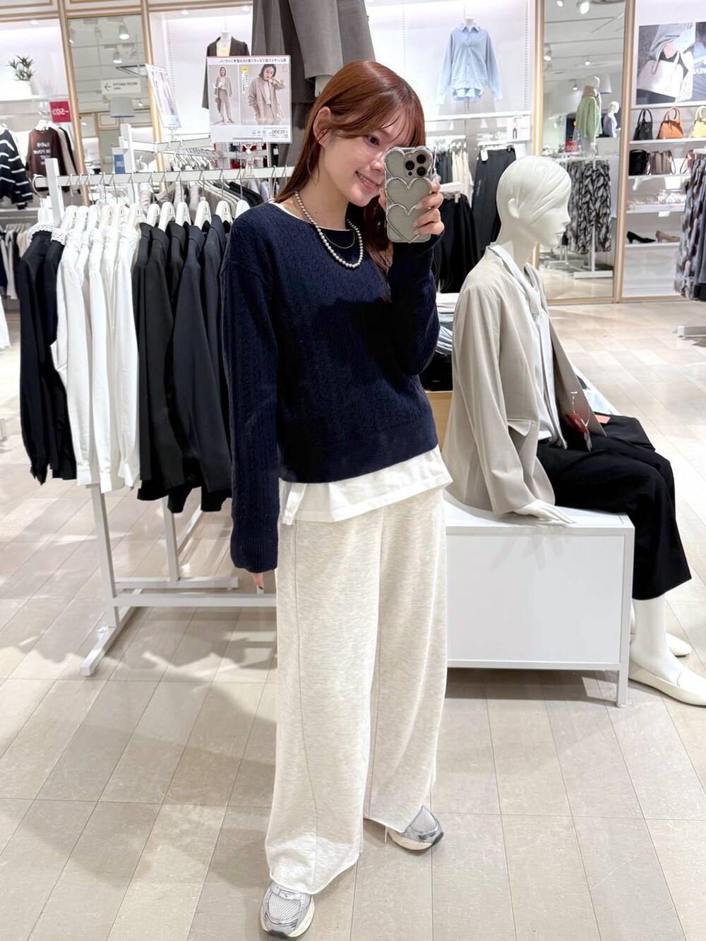 ホワイト系のTシャツ/カットソー、ブルー系のニット/セーター、ホワイト系のスウェットパンツを着用したレディースの冬コーディネートの4枚目の写真