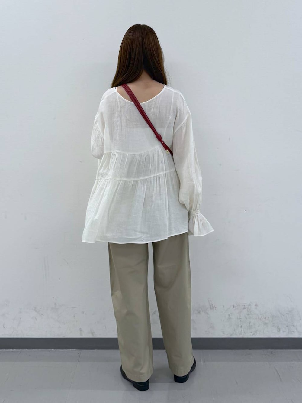 ブラック系のローファー、レッド系のショルダーバッグ、ベージュ系のその他パンツを着用したレディースの春コーディネートの3枚目の写真