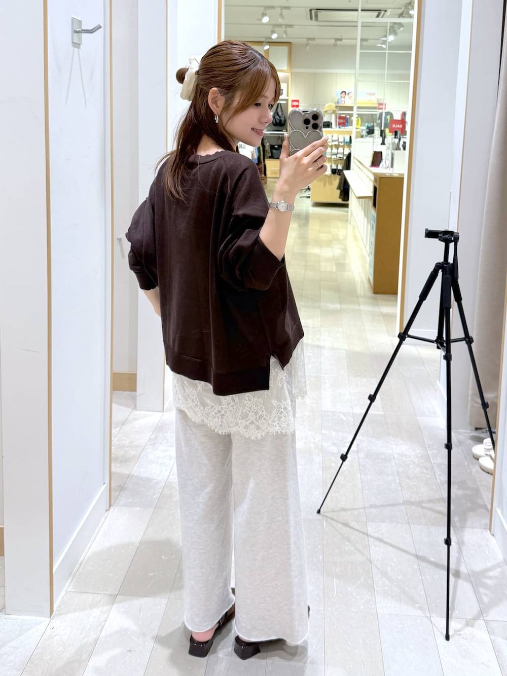 ホワイト系のキャミソール、ブラウン系のカーディガン/ボレロ、ブラウン系のパンプスを着用したレディースの夏コーディネートの3枚目の写真