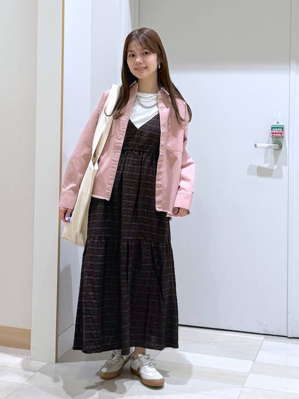 ホワイト系のスニーカー、ホワイト系のTシャツ/カットソー、ホワイト系のトートバッグを着用したレディースの春コーディネートの4枚目の写真