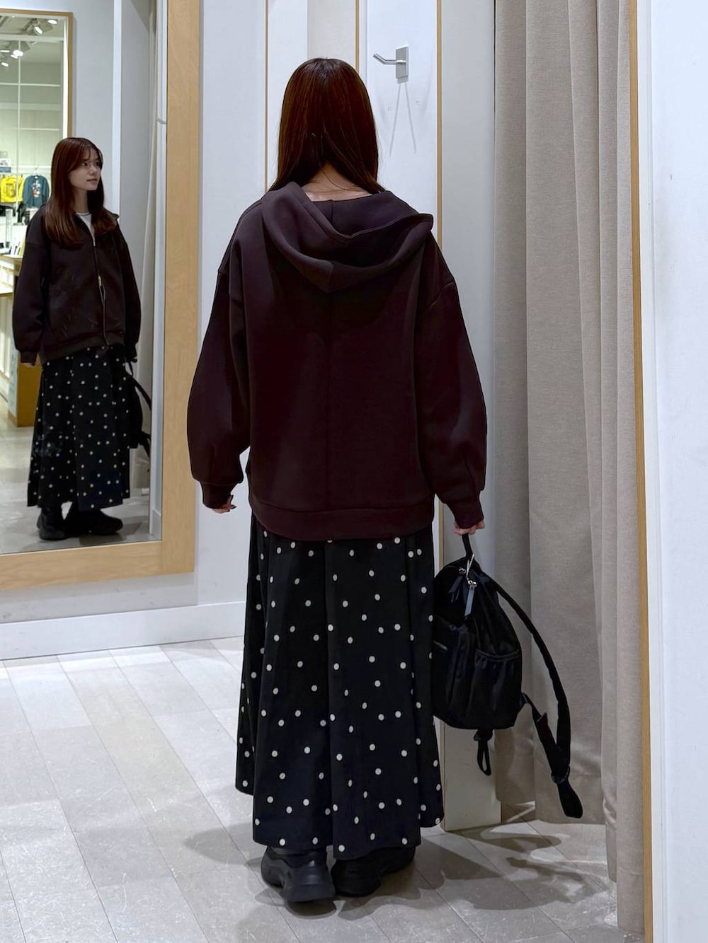 ブラック系のバックパック/リュック、ホワイト系のTシャツ/カットソー、その他のスカートを着用したレディースの春コーディネートの3枚目の写真