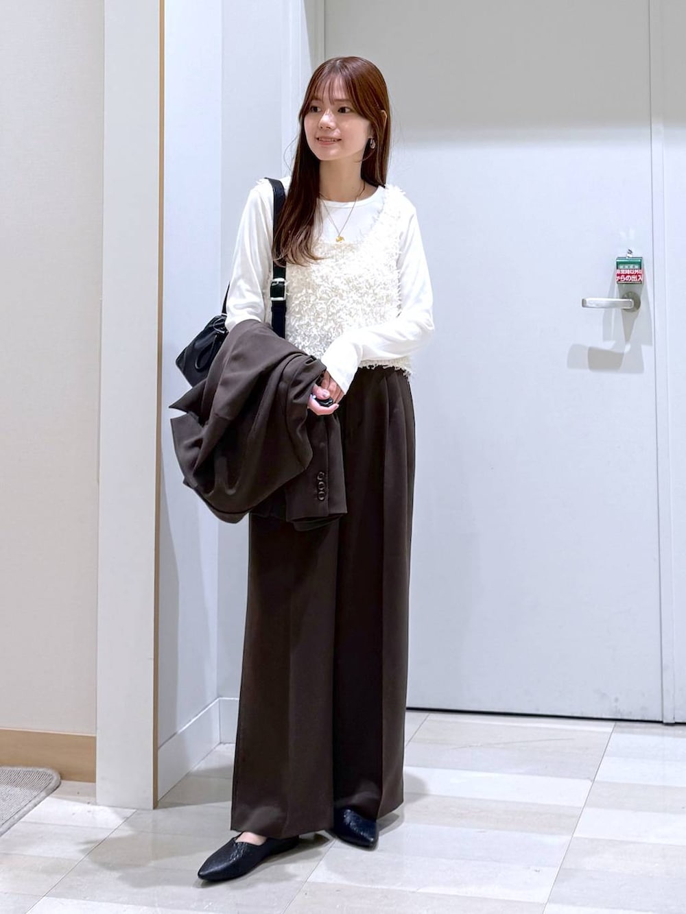 ブラック系のパンプス、ブラウン系のテーラードジャケット、ブラウン系のその他パンツを着用したレディースの冬コーディネートの5枚目の写真