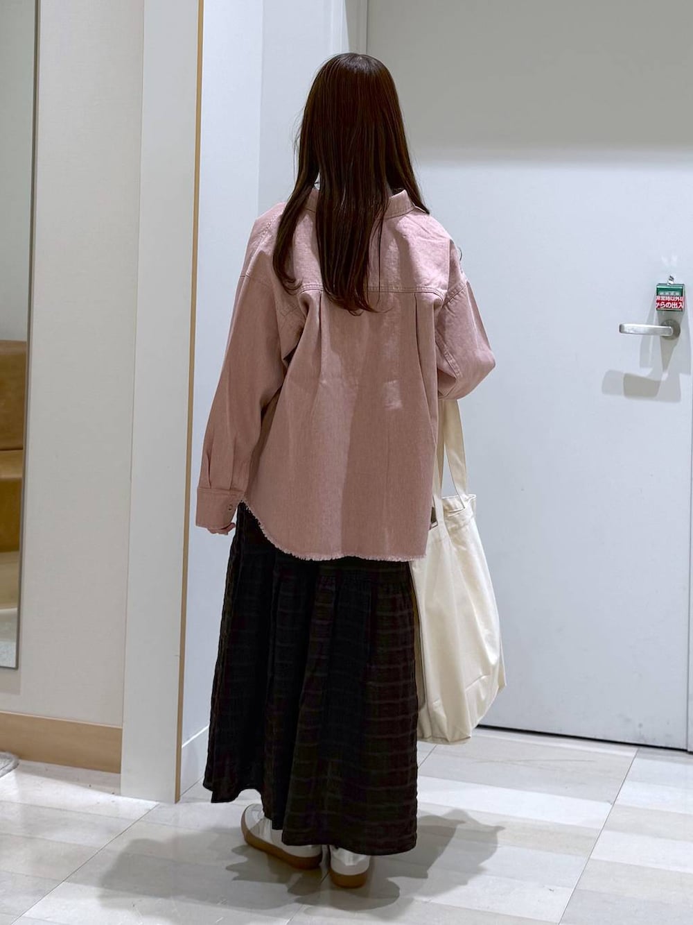 ホワイト系のスニーカー、ホワイト系のTシャツ/カットソー、ホワイト系のトートバッグを着用したレディースの春コーディネートの3枚目の写真