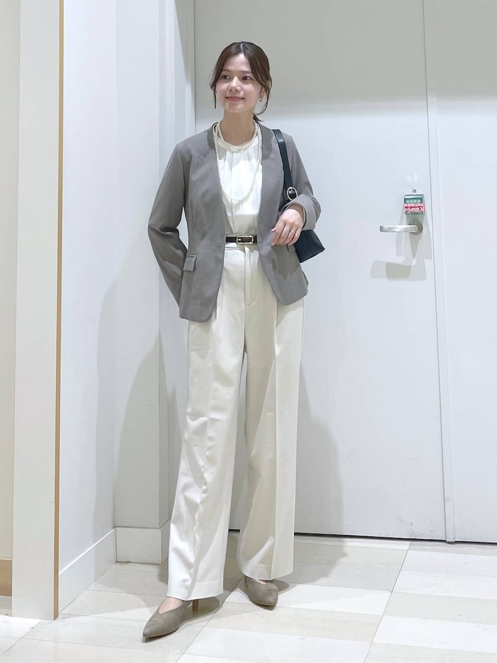 ホワイト系のその他パンツ、ブラウン系のノーカラージャケット、ベージュ系のパンプスを着用したレディースの春コーディネートの4枚目の写真