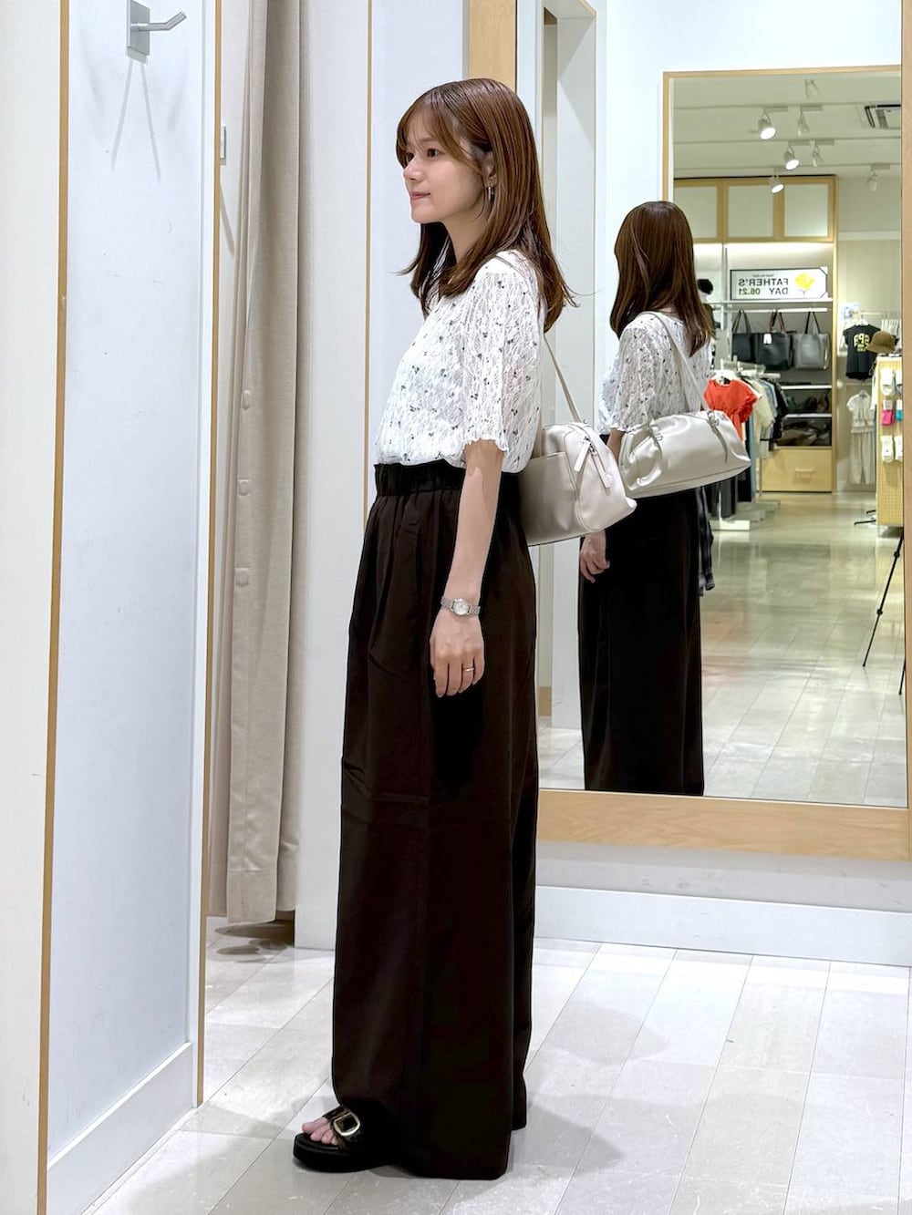 ブラウン系のその他パンツ、ベージュ系のショルダーバッグ、その他のサンダルを着用したレディースの夏コーディネートの2枚目の写真