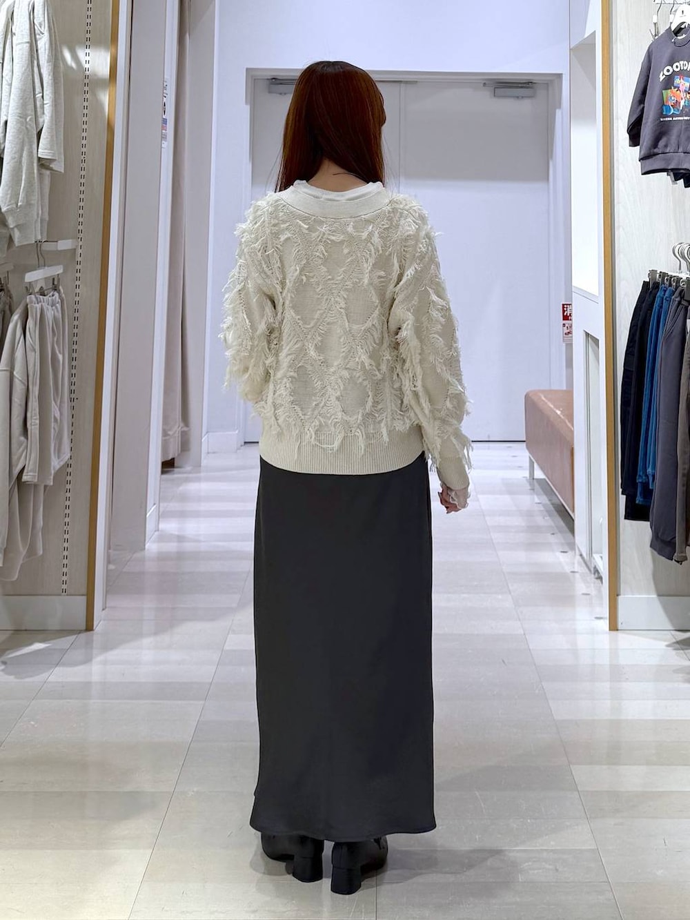 ブラック系のローファー、ホワイト系のTシャツ/カットソー、グレー系のスカートを着用したレディースの冬コーディネートの3枚目の写真