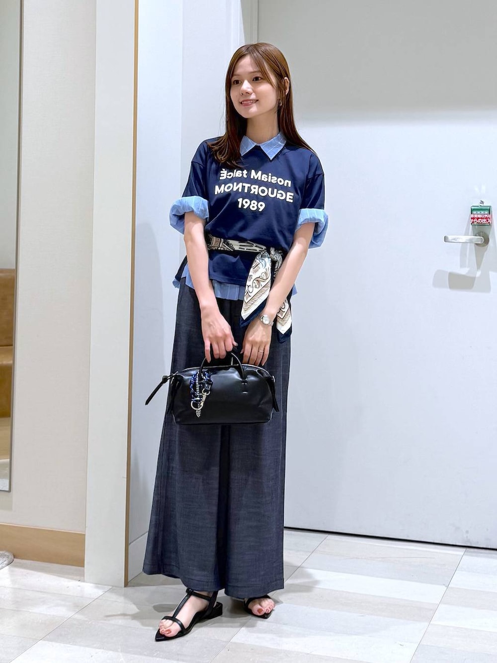 ブルー系のその他パンツ、ブルー系のシャツ/ブラウス、ブルー系のTシャツ/カットソーを着用したレディースの夏コーディネートの4枚目の写真