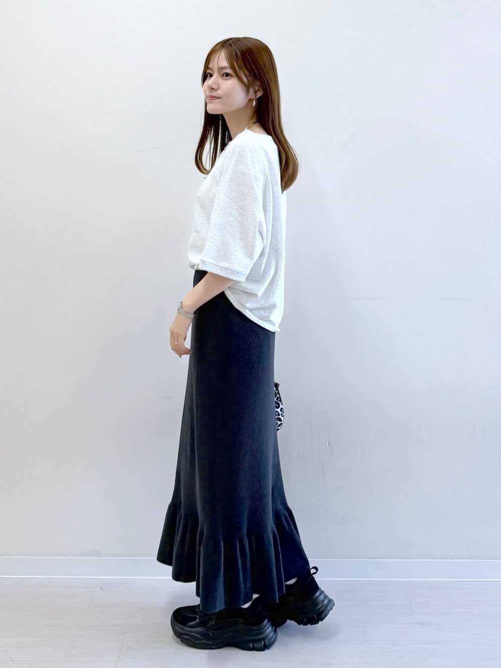 その他のショルダーバッグ、ブラック系のスニーカー、グレー系のTシャツ/カットソーを着用したレディースの秋コーディネートの2枚目の写真