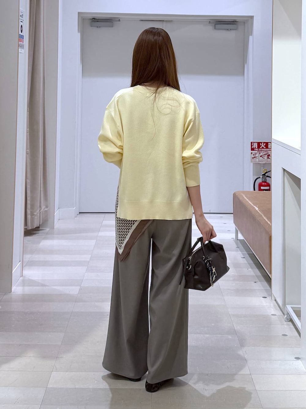 その他のバレエシューズ、イエロー系のニット/セーター、ブラウン系のボストンバッグを着用したレディースの春コーディネートの3枚目の写真