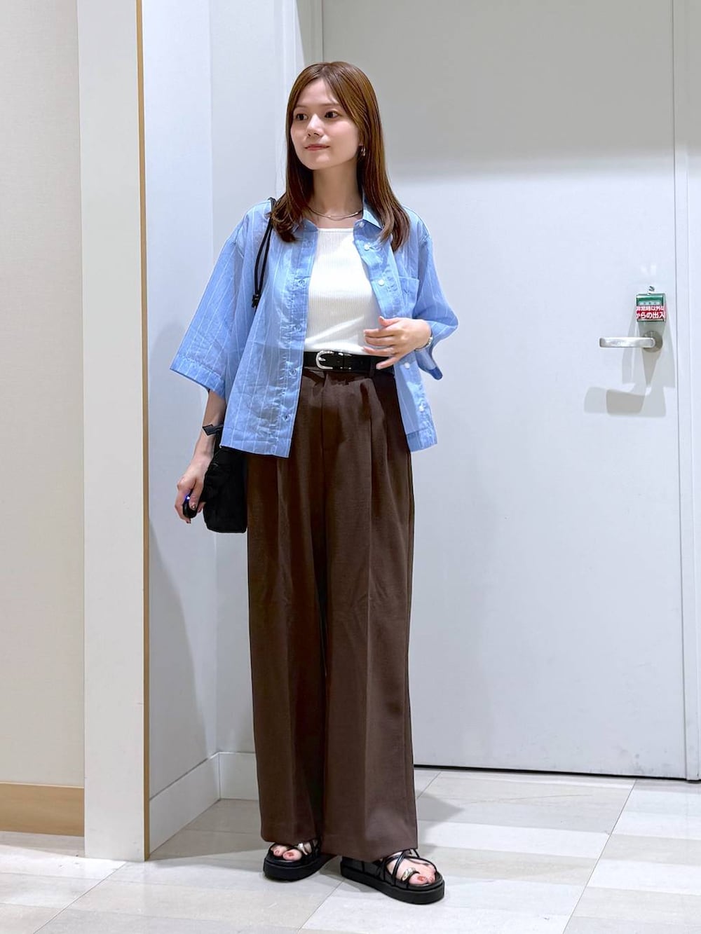 ブラウン系のその他パンツ、ブルー系のシャツ/ブラウス、ホワイト系のタンクトップを着用したレディースの夏コーディネートの4枚目の写真