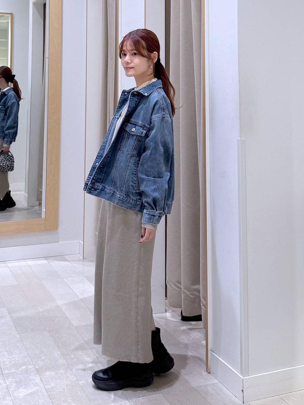 その他のショルダーバッグ、ホワイト系のニット/セーター、ブラック系のブーツを着用したレディースの冬コーディネートの2枚目の写真