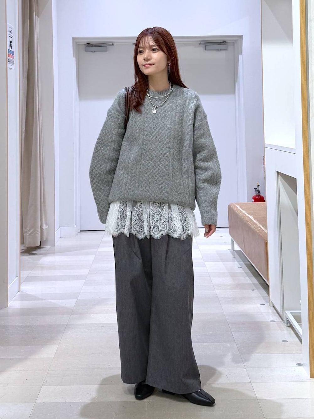 ブラック系のパンプス、レッド系のボストンバッグ、グレー系のその他パンツを着用したレディースの秋コーディネートの8枚目の写真