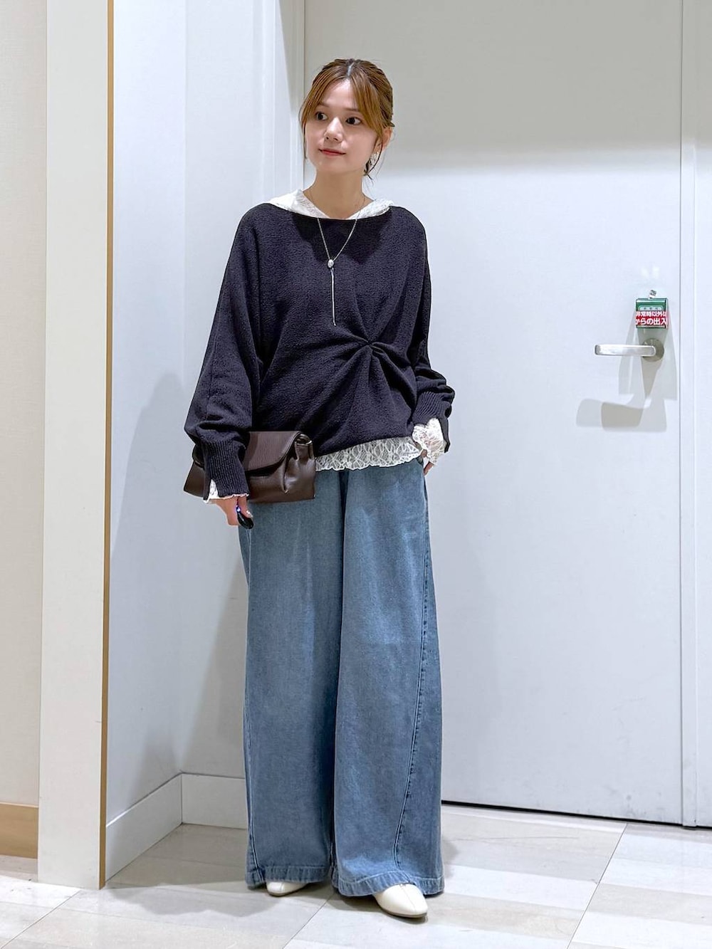 ベージュ系のパンプス、グレー系のニット/セーター、ホワイト系のTシャツ/カットソーを着用したレディースの夏コーディネートの4枚目の写真