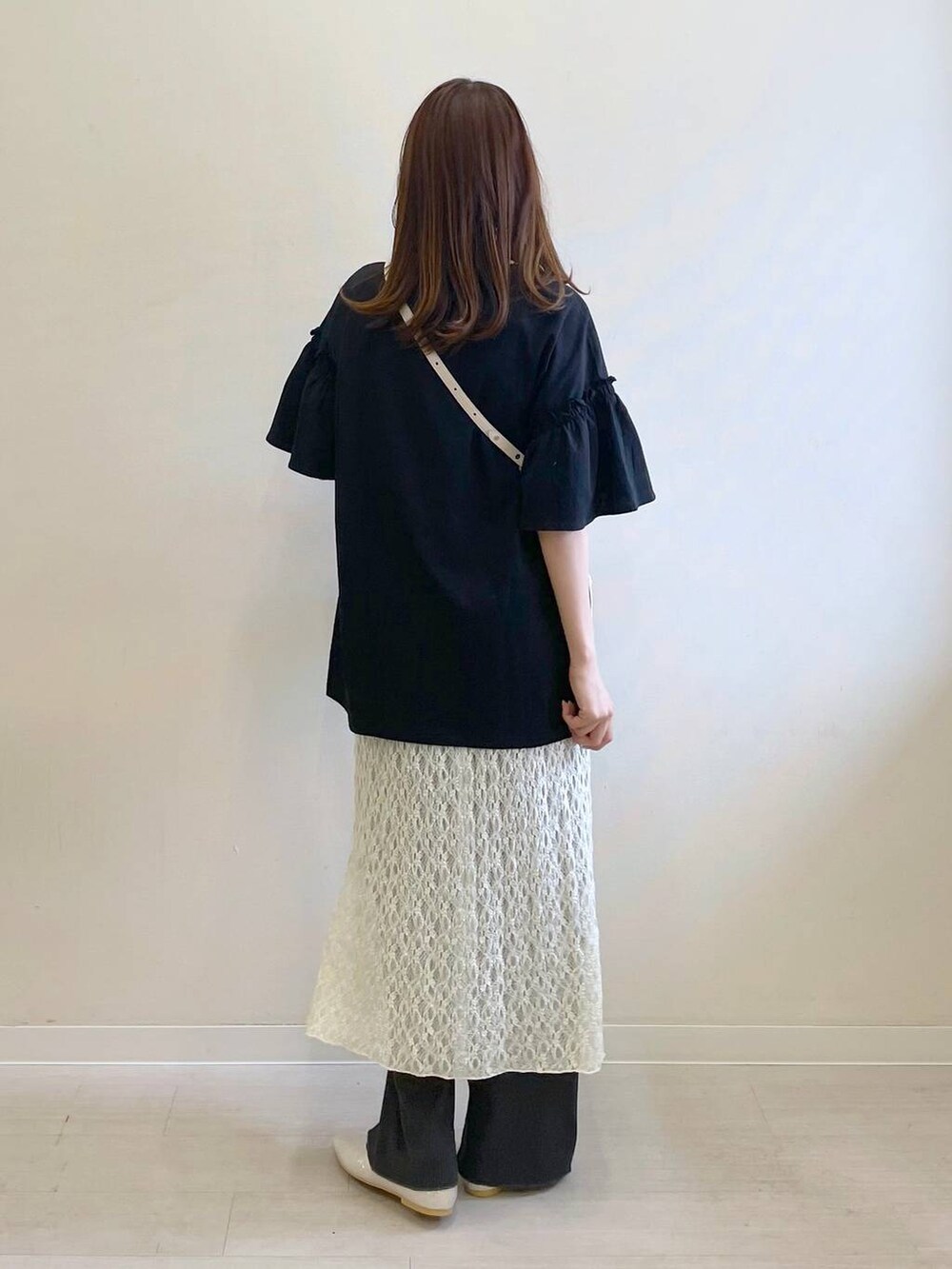 シルバー系のパンプス、ホワイト系のその他パンツ、ホワイト系のショルダーバッグを着用したレディースの春コーディネートの3枚目の写真