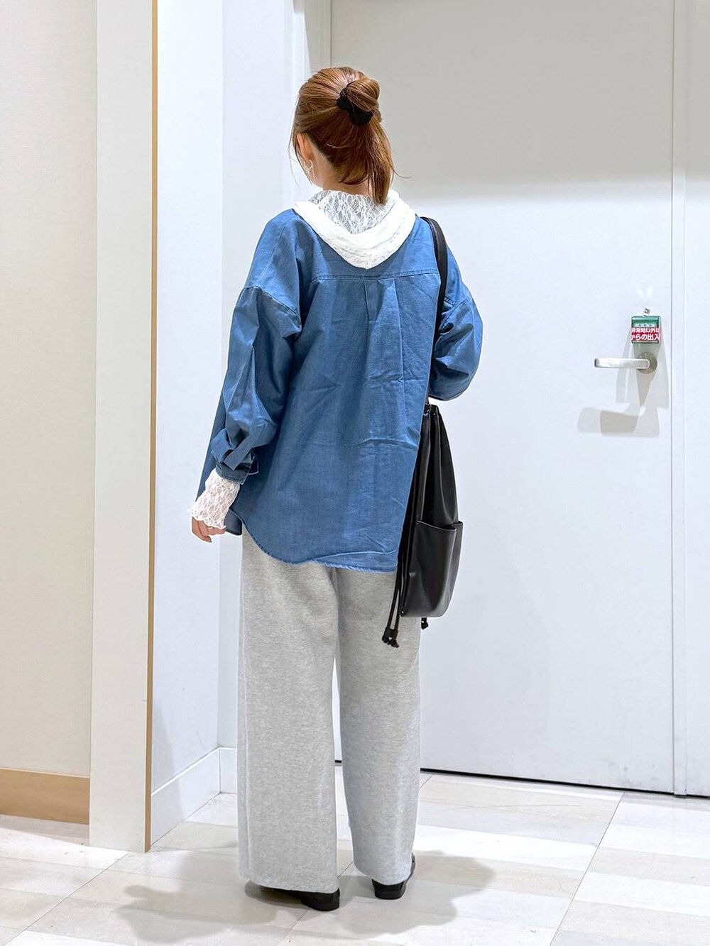 ホワイト系のTシャツ/カットソー、ブラック系のローファー、ブルー系のシャツ/ブラウスを着用したレディースの夏コーディネートの3枚目の写真