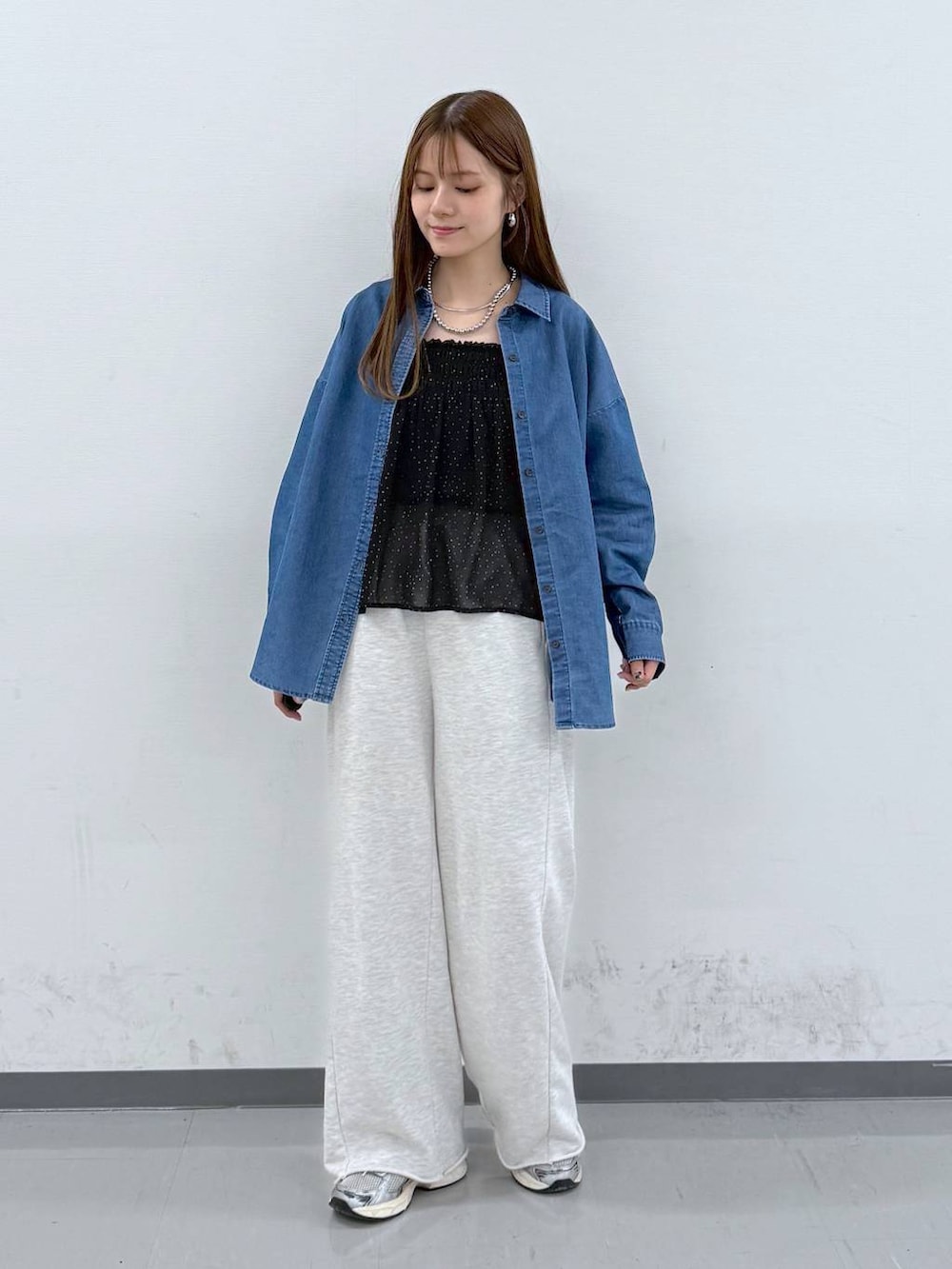 ブルー系のシャツ/ブラウス、ホワイト系のスウェットパンツ、ブラック系のショルダーバッグを着用したレディースの春コーディネートの4枚目の写真