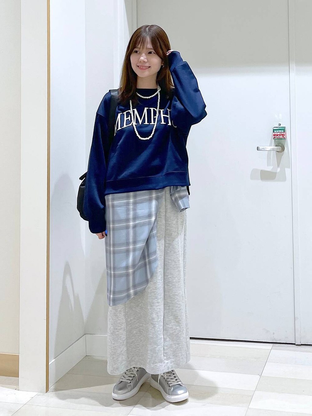 シルバー系のスニーカー、ブラック系のショルダーバッグ、ブルー系のシャツ/ブラウスを着用したレディースの春コーディネートの5枚目の写真