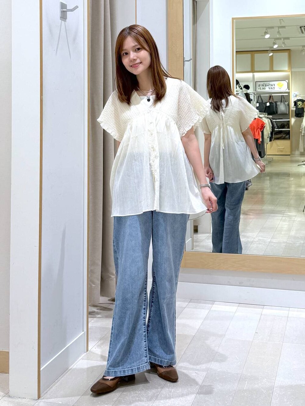 ブルー系のデニムパンツ、ホワイト系のタンクトップ、ベージュ系のシャツ/ブラウスを着用したレディースの夏コーディネートの4枚目の写真