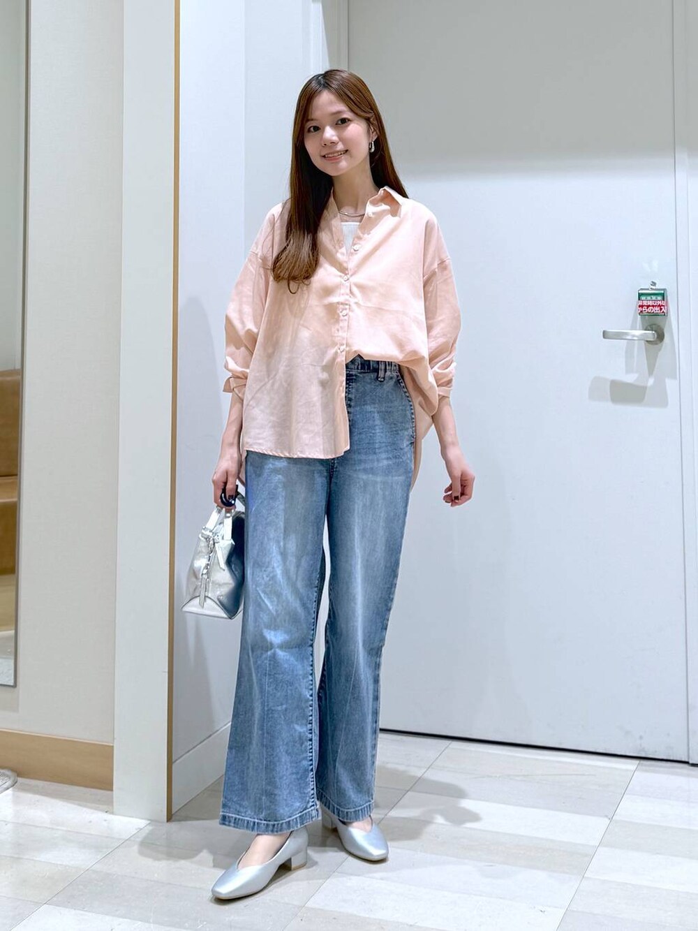 シルバー系のショルダーバッグ、シルバー系のパンプス、ホワイト系のタンクトップを着用したレディースの春コーディネートの4枚目の写真