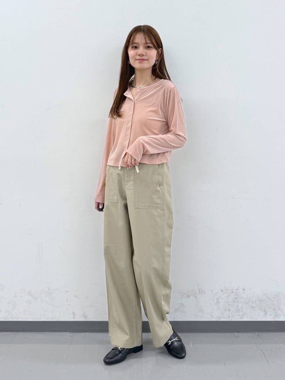 ブラック系のローファー、ピンク系のカーディガン/ボレロ、ベージュ系のその他パンツを着用したレディースの春コーディネートの4枚目の写真