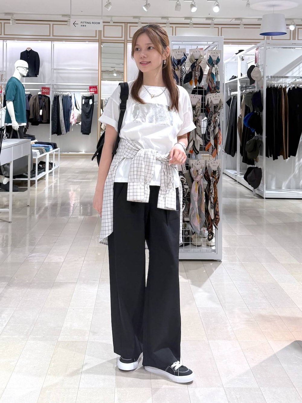 グレー系のシャツ/ブラウス、ブラック系のその他パンツ、ホワイト系のTシャツ/カットソーを着用したレディースの夏コーディネートの4枚目の写真