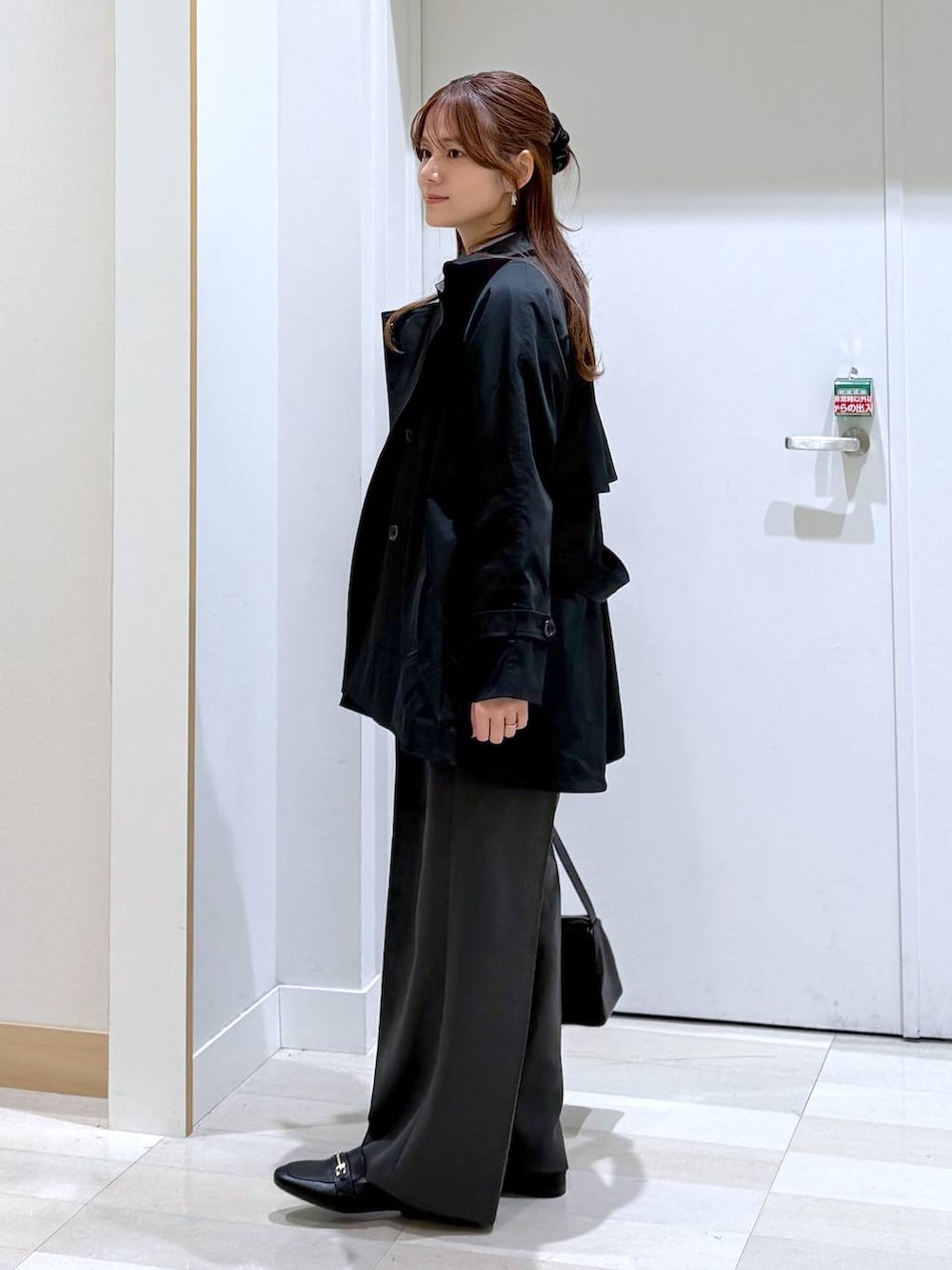 ブラック系のローファー、ブルー系のシャツ/ブラウス、ブルー系のトレンチコートを着用したレディースの冬コーディネートの2枚目の写真