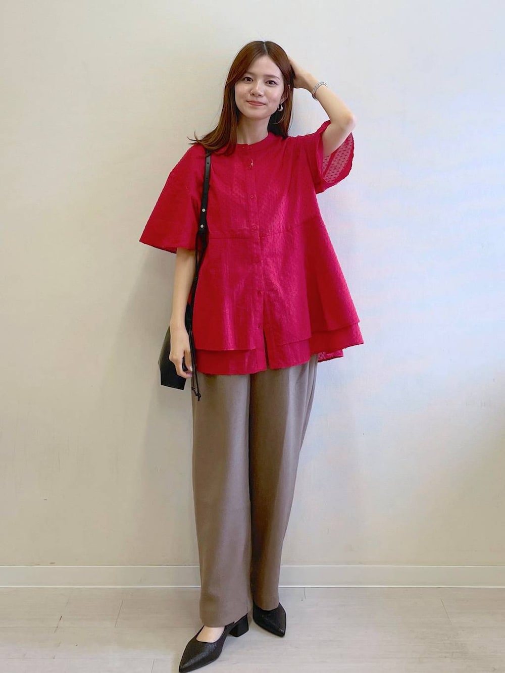 ブラック系のサンダル、ブラック系のショルダーバッグ、ブラウン系のその他パンツを着用したレディースの夏コーディネートの4枚目の写真