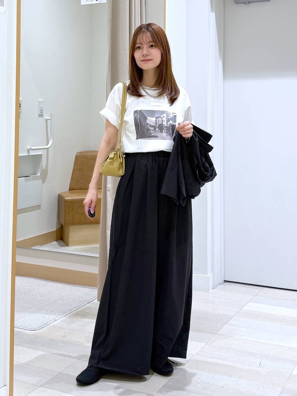 イエロー系のショルダーバッグ、グレー系のその他パンツ、ホワイト系のTシャツ/カットソーを着用したレディースの夏コーディネートの4枚目の写真