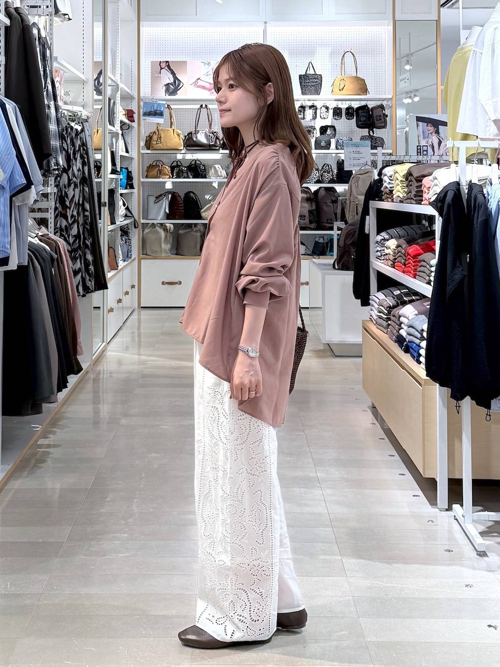 ブラウン系のその他シューズ、ホワイト系のその他パンツ、ホワイト系のタンクトップを着用したレディースの春コーディネートの2枚目の写真