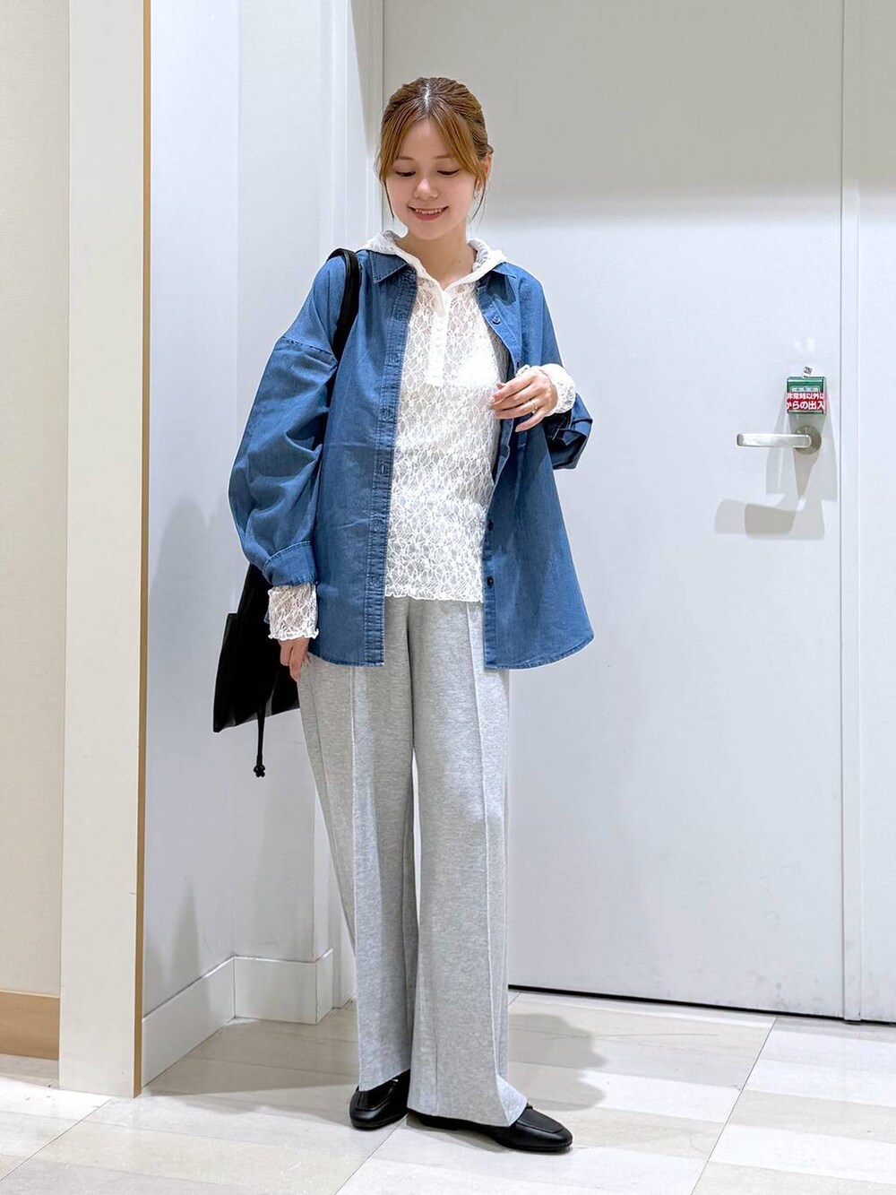 ホワイト系のTシャツ/カットソー、ブラック系のローファー、ブルー系のシャツ/ブラウスを着用したレディースの夏コーディネートの4枚目の写真