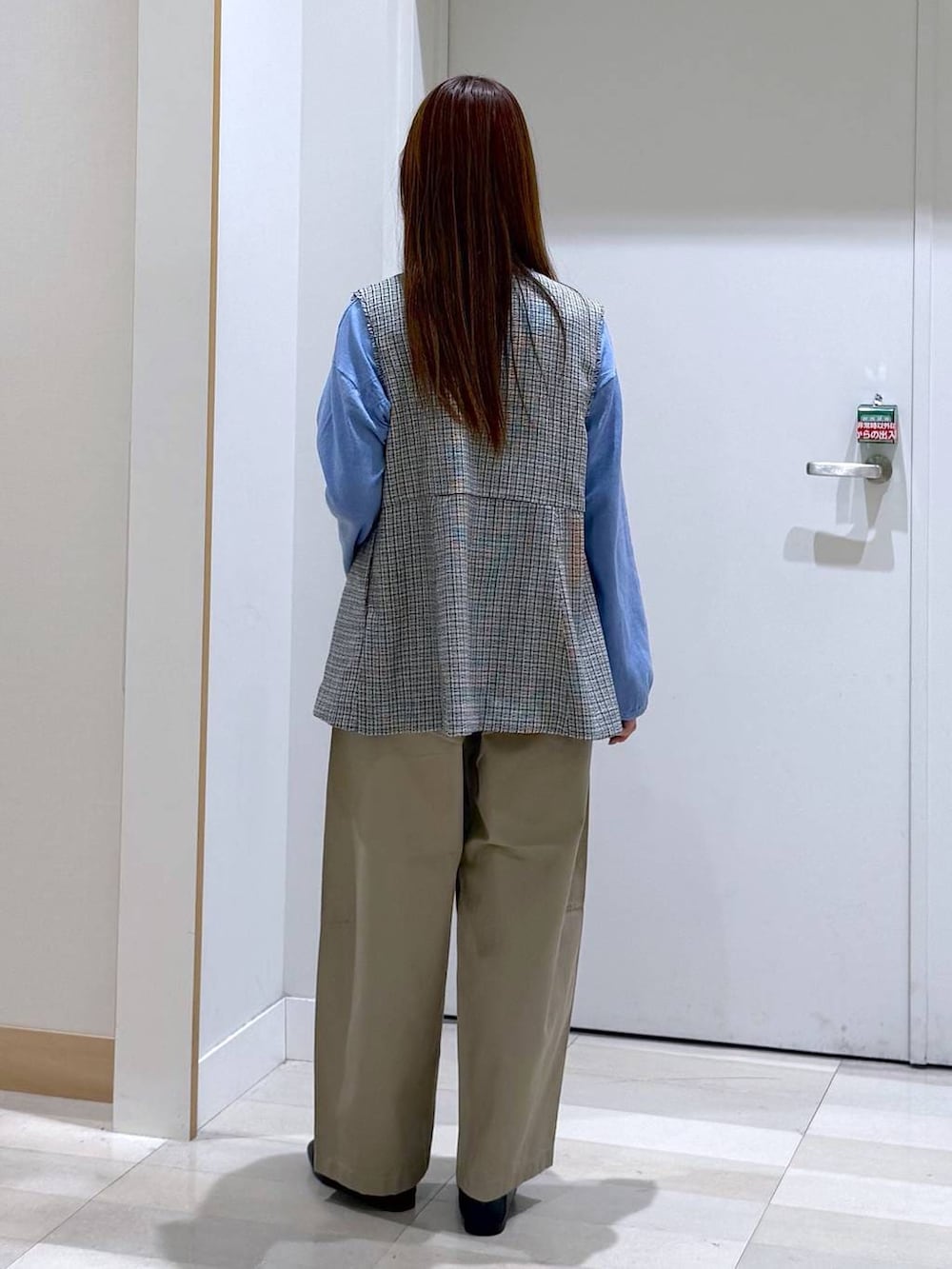 ブラック系のローファー、ブラック系のトートバッグ、ホワイト系のその他アウターを着用したレディースの春コーディネートの3枚目の写真