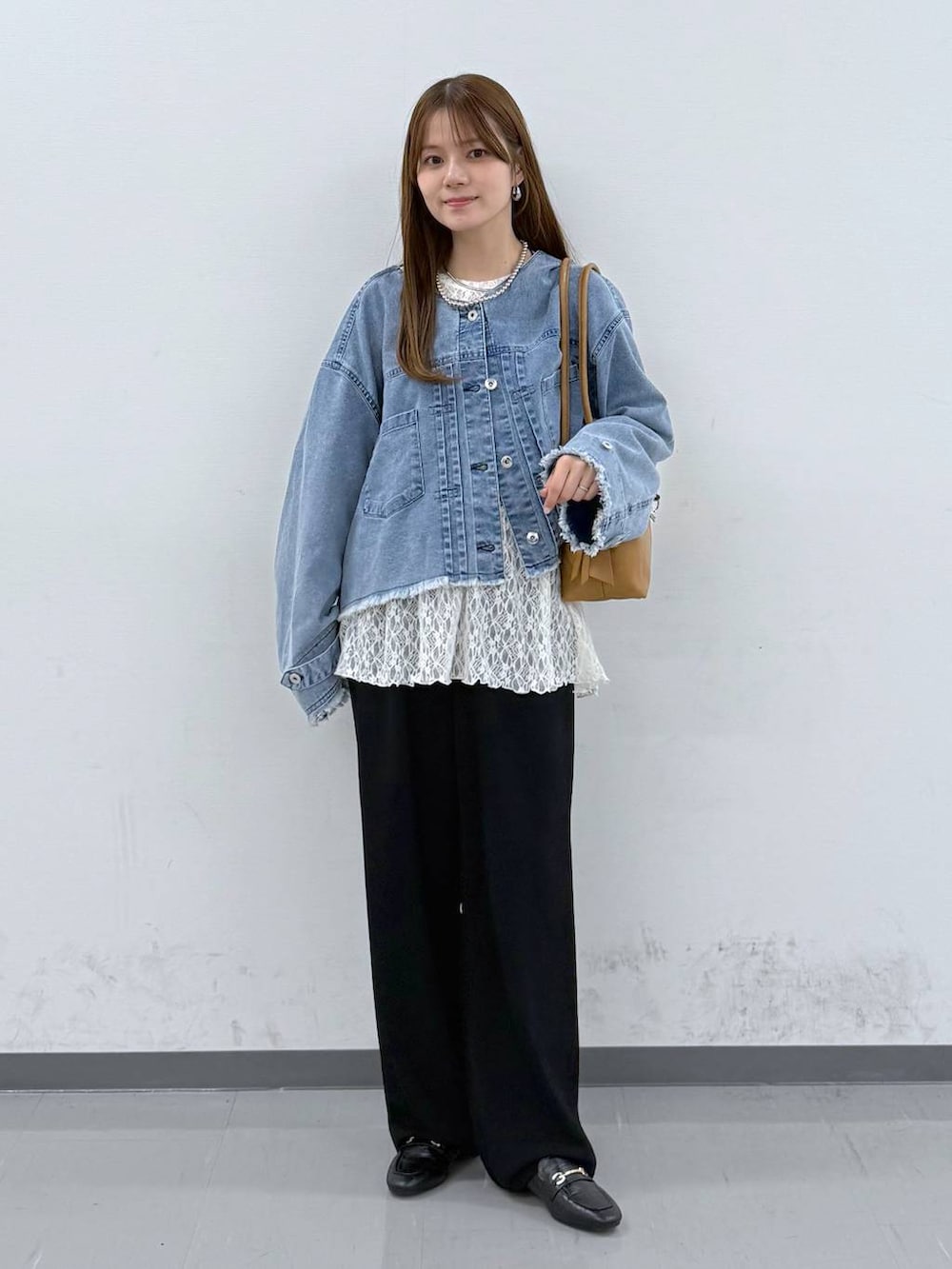 ブラック系のローファー、ブラウン系のボストンバッグ、ブラック系のその他パンツを着用したレディースの春コーディネートの4枚目の写真