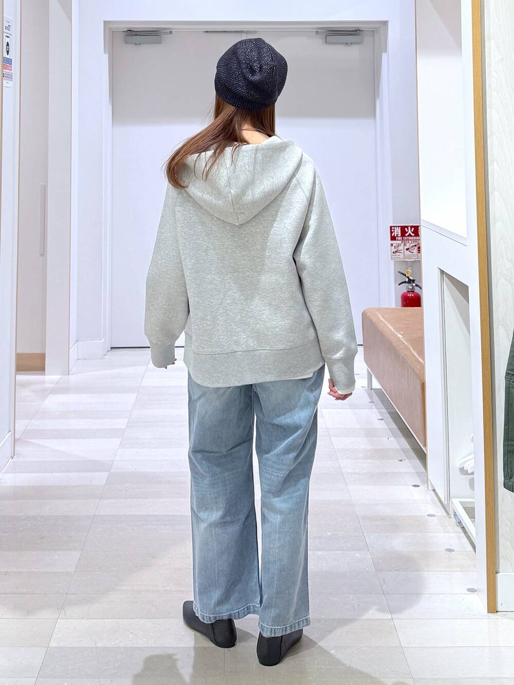 ブラック系のパンプス、ブルー系のデニムパンツ、ホワイト系のTシャツ/カットソーを着用したレディースの冬コーディネートの3枚目の写真