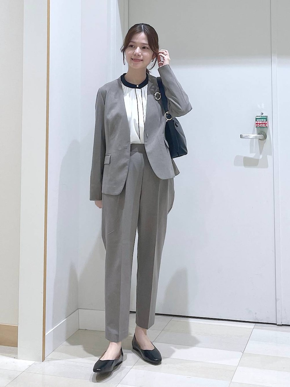 ホワイト系のその他パンツ、ブラウン系のノーカラージャケット、ベージュ系のパンプスを着用したレディースの春コーディネートの5枚目の写真