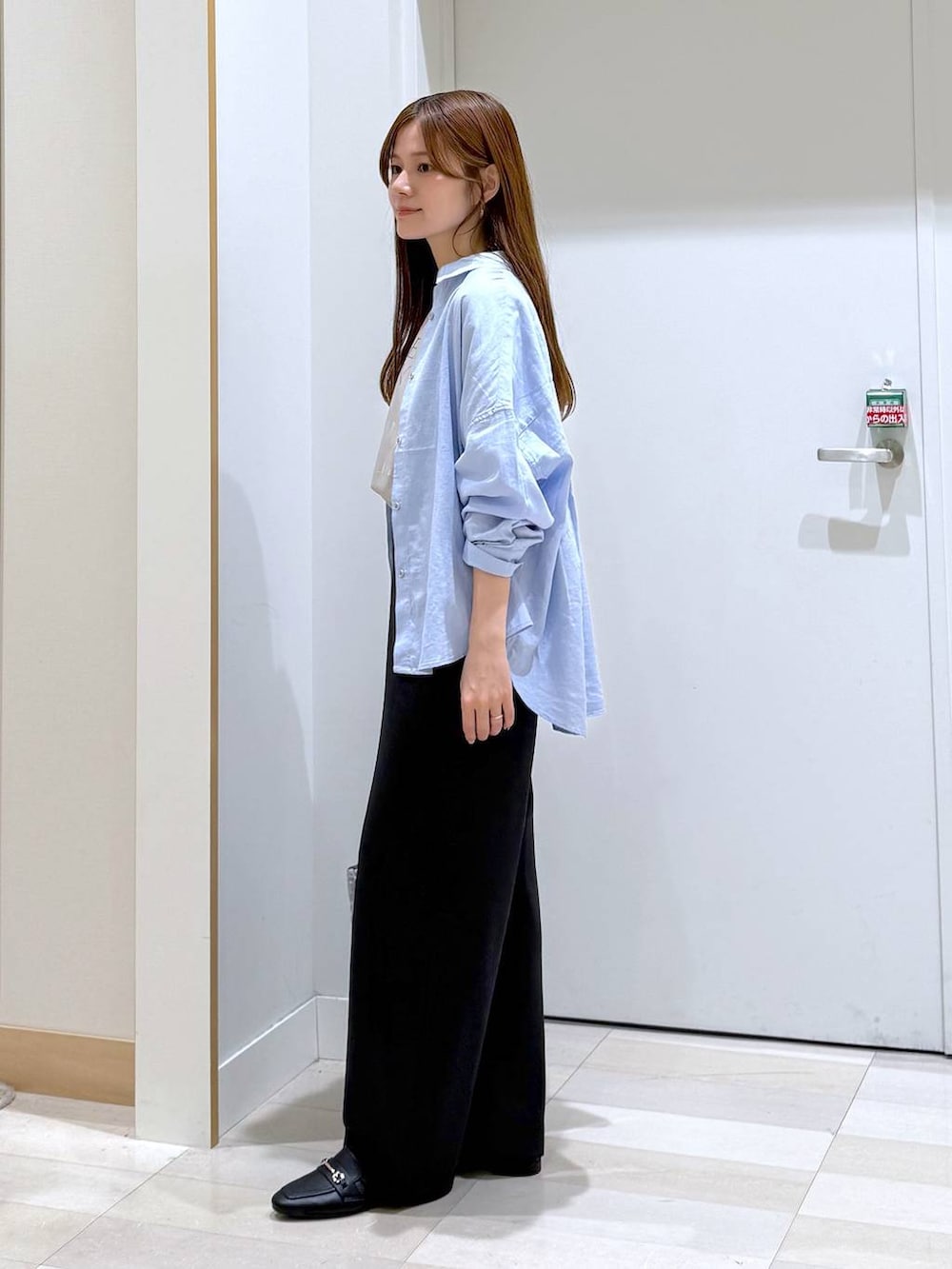 ブラック系のローファー、ブルー系のシャツ/ブラウス、ブラック系のその他パンツを着用したレディースの春コーディネートの2枚目の写真