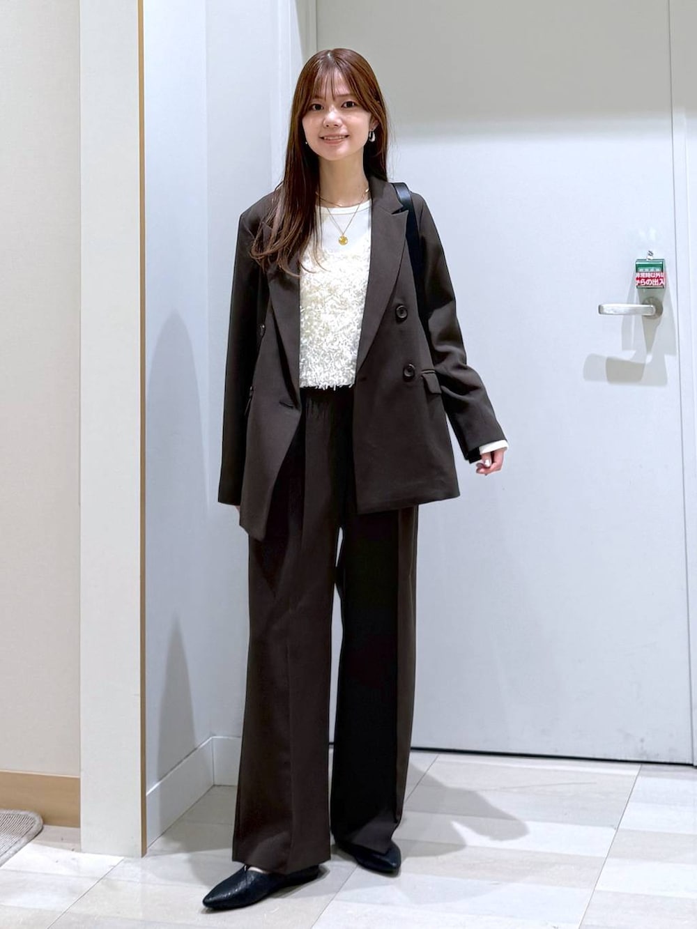 ブラック系のパンプス、ブラウン系のテーラードジャケット、ブラウン系のその他パンツを着用したレディースの冬コーディネートの4枚目の写真