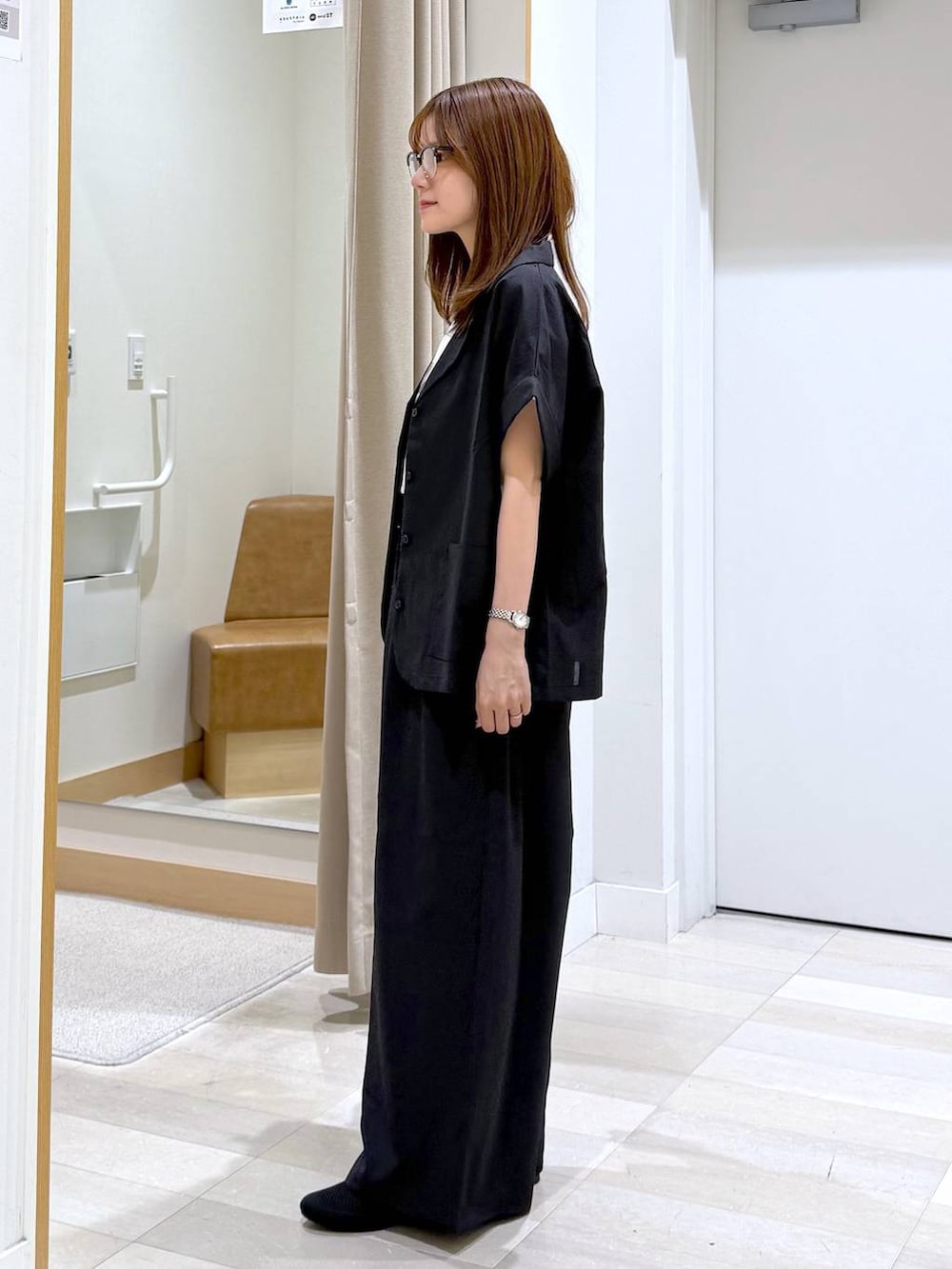 イエロー系のショルダーバッグ、グレー系のその他パンツ、ホワイト系のTシャツ/カットソーを着用したレディースの夏コーディネートの2枚目の写真