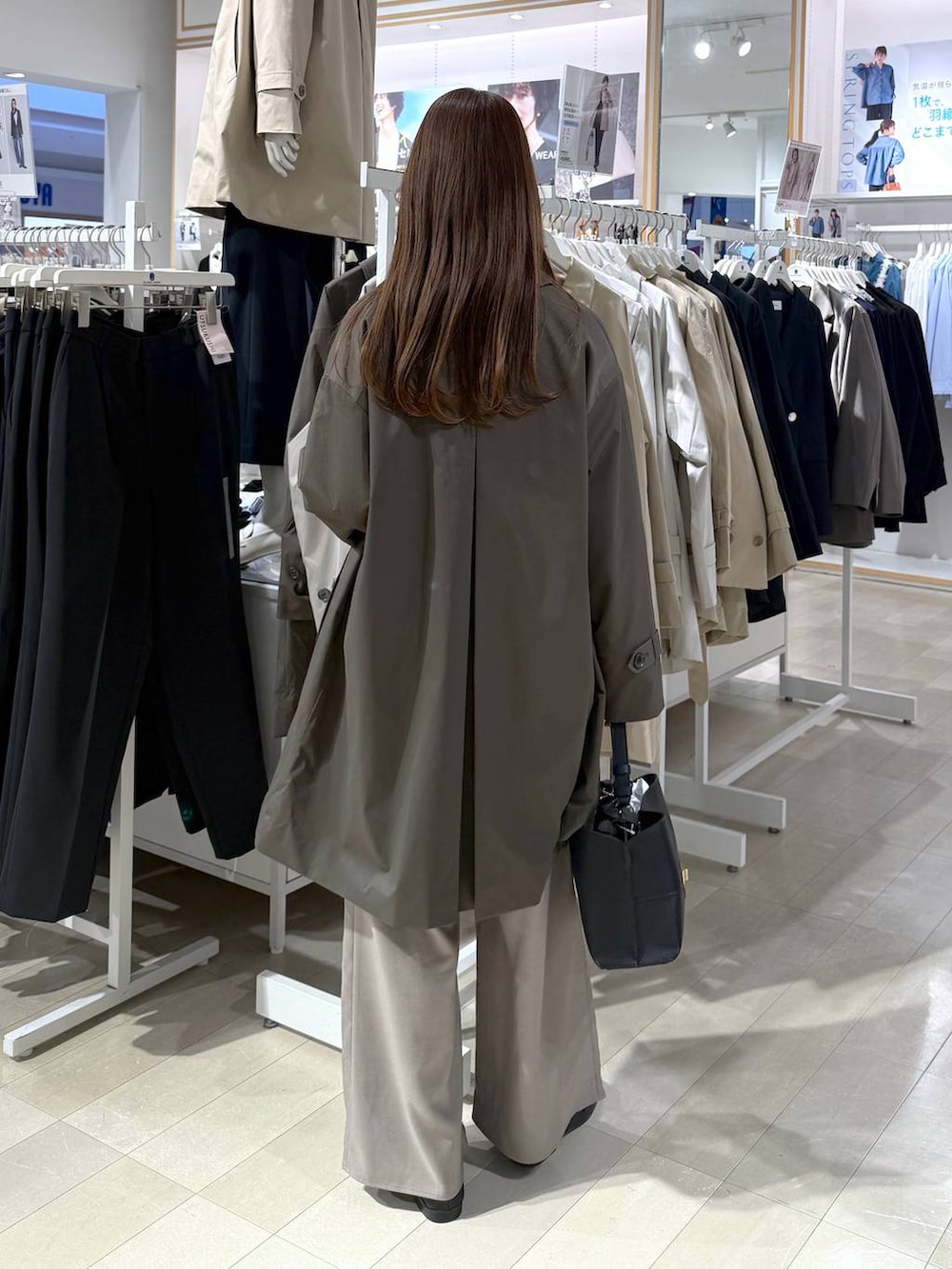 ブラック系のローファー、ホワイト系のTシャツ/カットソー、ブラウン系のステンカラーコートを着用したレディースの春コーディネートの3枚目の写真